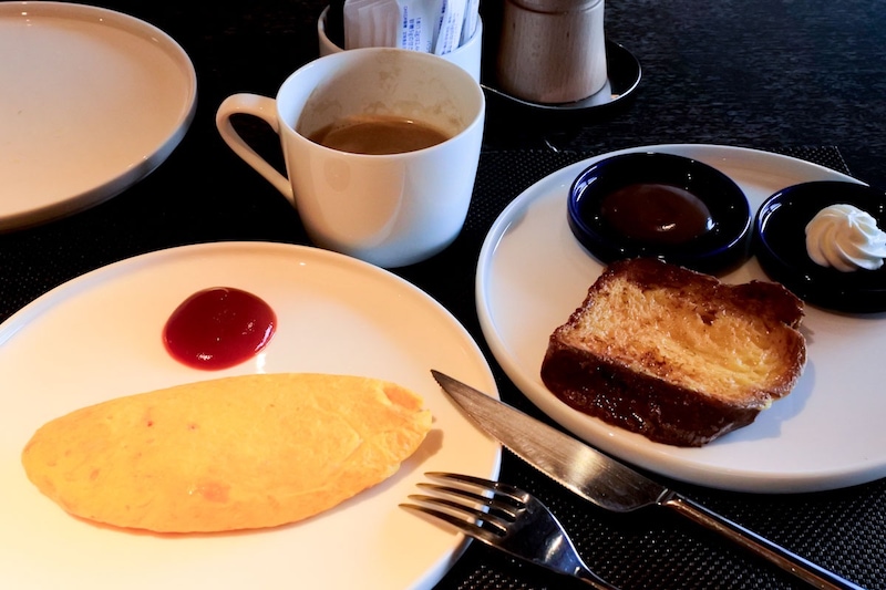 中がふわとろのオムレツには、トマトとチーズをトッピング