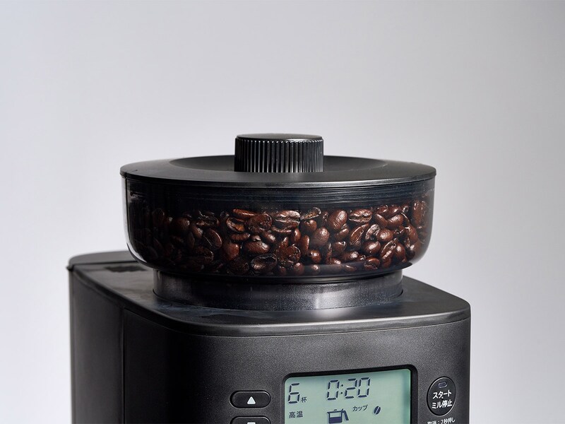 累計出荷台数が120万台を突破したシロカの「カフェばこPRO」シリーズの最新リニューアルモデルが、2025年11月20日に登場します。それが「コーン式全自動コーヒーメーカー カフェばこPRO」。 手間なく簡単に美味しいコーヒーを淹れられる機能性はそのままに、好みに合った“こだわりの一杯”を楽しめるようになりました。 コーヒー豆の挽き目を細挽きから荒挽きまで無段階に調節でき、豆を挽く量に合わせて5段階の挽き時間の設定も可能。コーヒーを好みに合った濃度に仕上げることができます。