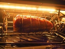 塊肉がグルグル回る姿は圧巻！約5万円の「ロティサリーグリル＆スモーク」はいま買うべき？