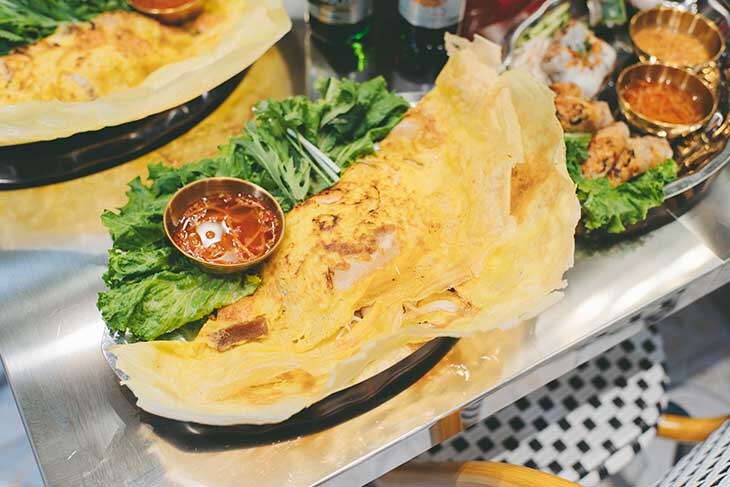 『バインセオサイゴン』もやしと海老と豚肉入りのバインセオ