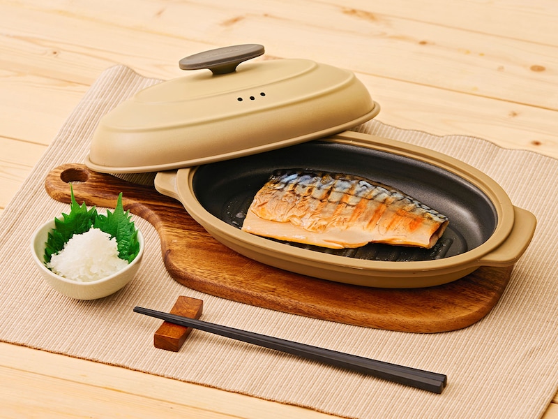 ラウンド型（6578円）とオーバル型（7678円）の2サイズで展開