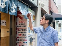 【小宮山雄飛 蕎麦呑みの名店】鰹節の香りに誘われて、立ち食い蕎麦のレジェンド店『そばよし』へ