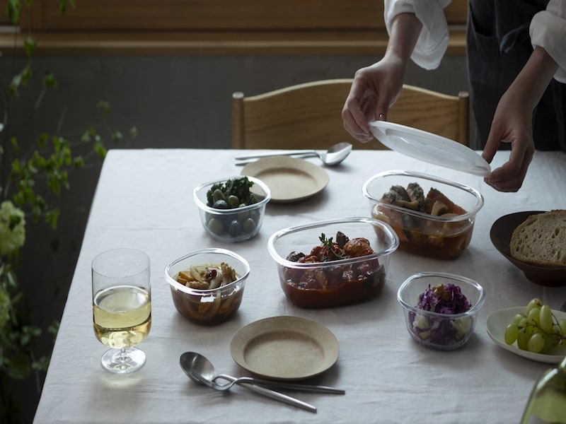 カラーはクリアとダークグレーの2色展開