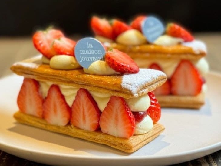 『La maison JOUVAUD』のプチガトー「苺のミルフィーユ」 [食楽web]