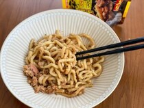 アブラ・ニンニクのマシマシ感がスゴい！ 限りなく“二郎系”なレンチン食品「麺QUICK 角煮入り豚まぜそば」が旨いワケ