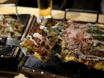 【大阪グルメ】お好み焼きのミシュラン店『花』（京橋）の「四角いお好み焼き」がウマい
