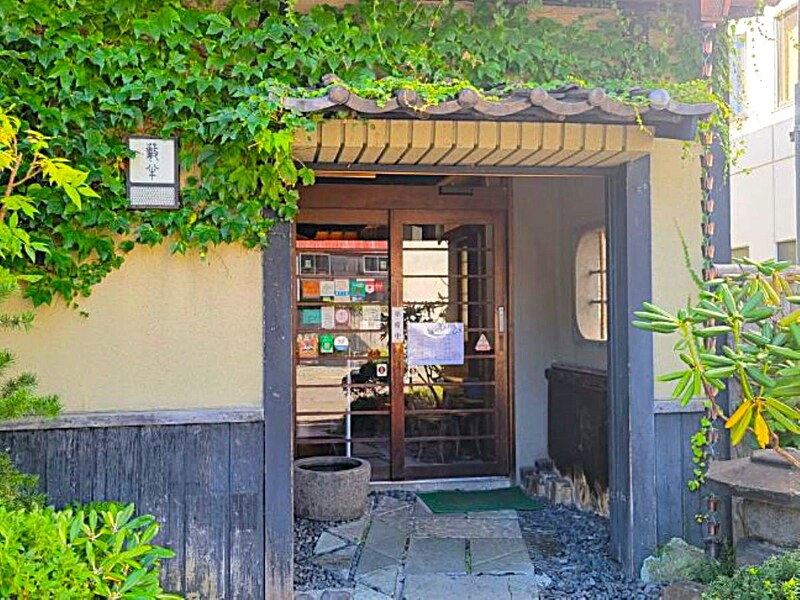 小樽駅から徒歩４分ほどの路地裏に佇む『小樽・蕎麦屋・籔半』の入り口。開店前から長い行列ができる