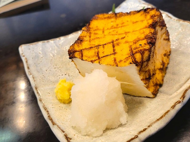 虎の模様に見立てて焼き目を付けた厚揚げ豆腐で藪半では定番人気の酒肴　「影虎」700円