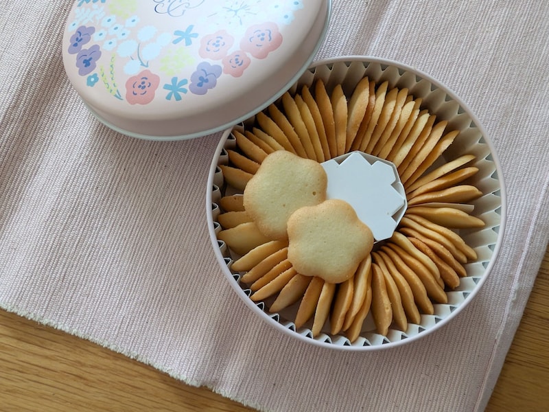 編集部のイチオシは「花クッキー缶」1944円（税込）