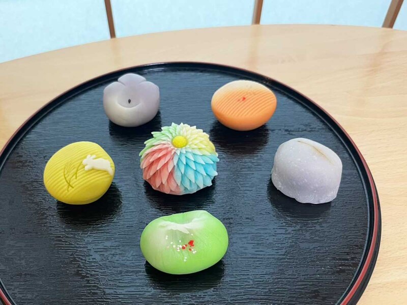 美しい銘を持つ上生菓子たち。「月うさぎ」「桔梗」「夕焼け」「うずら」「こぼれ萩」「はさみ菊」各330円