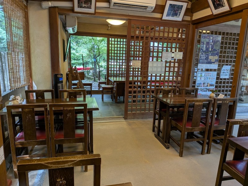 店内は4人掛け席と奥に相席のテーブルがあります