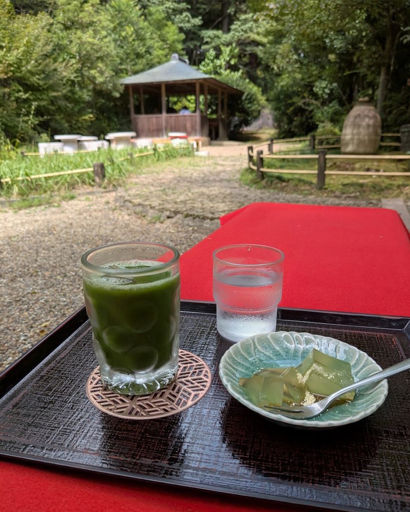 夏季限定のグリーンティーセット。くず餅付きで750円