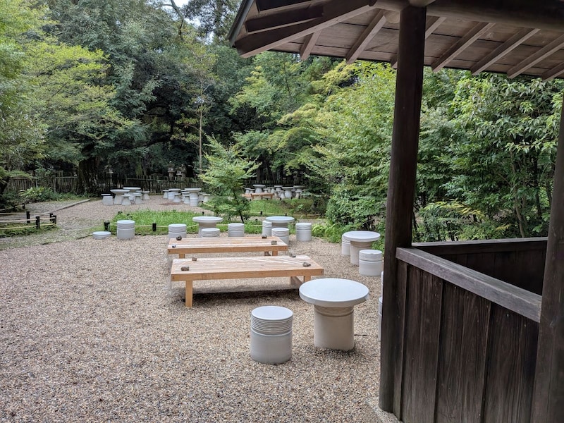 東屋もある広いテラス席