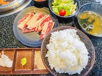 『焼肉 スエヒロ館』の約1000円ランチ「定番カルビランチ」が味もコスパも最高だった！
