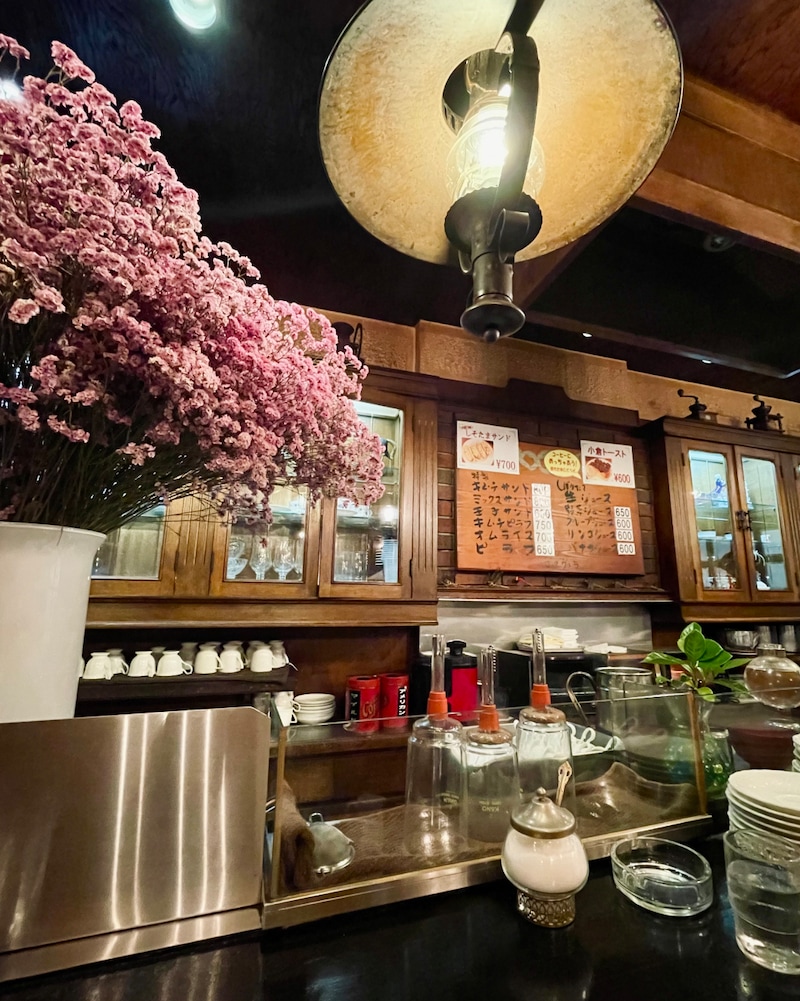 かぐわしいコーヒーの香りに包まれたカウンター席