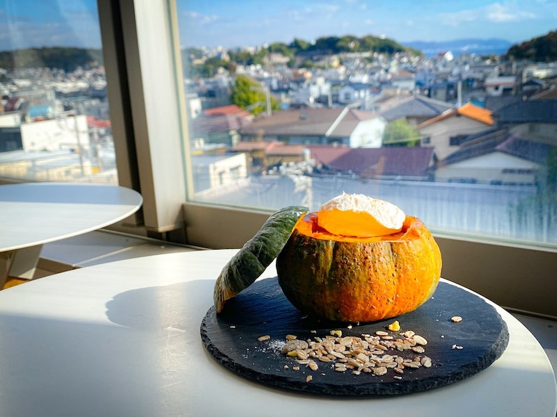 【神奈川】江の島で食べ歩き! 秋に味わう丸ごとかぼちゃプリン&名物グルメ3選