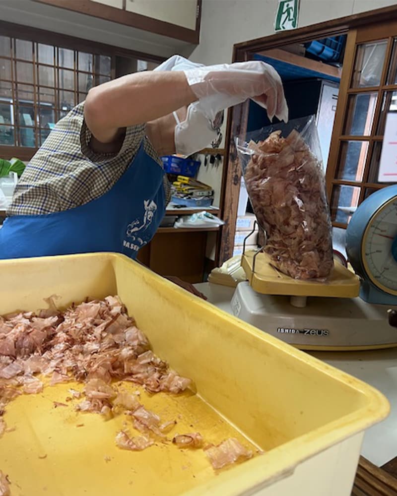 店内で量り売りされる「鹿児島県枕崎産一本釣り本鰹」100ｇ540円。はかっているのを見ている時間も幸せ
