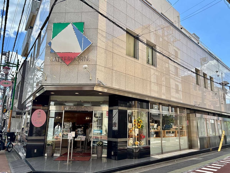 クラシカルな看板が目印