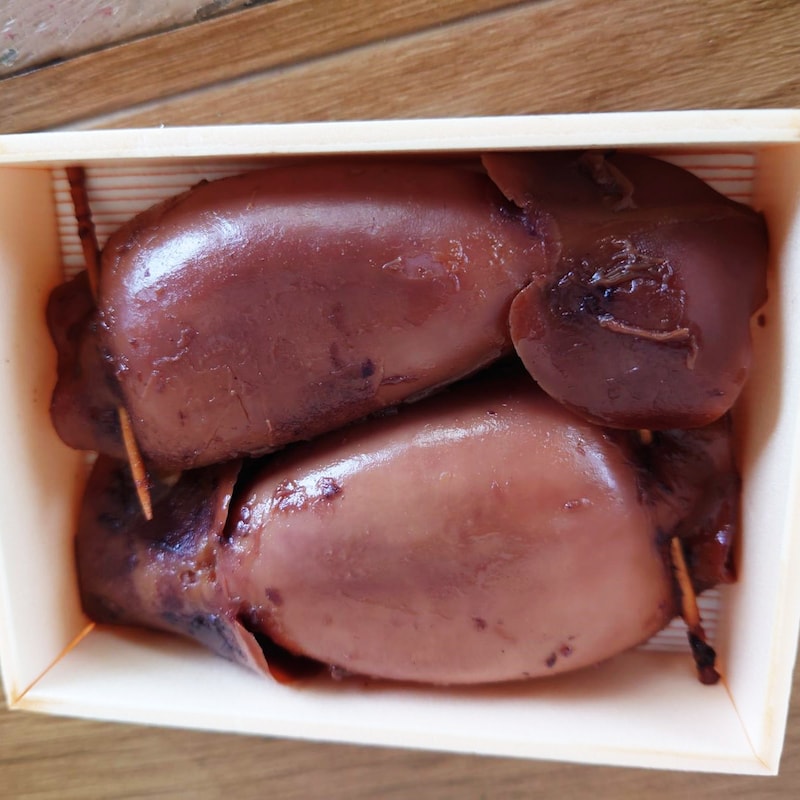 「元祖森名物いかめし」(990円)。2匹のイカが鎮座。香りと見た目が一貫しているところも魅力的