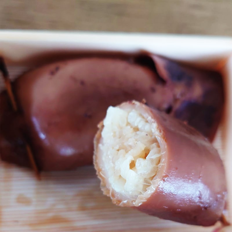 醤油で味付けされたお米がふんだんに詰まっている