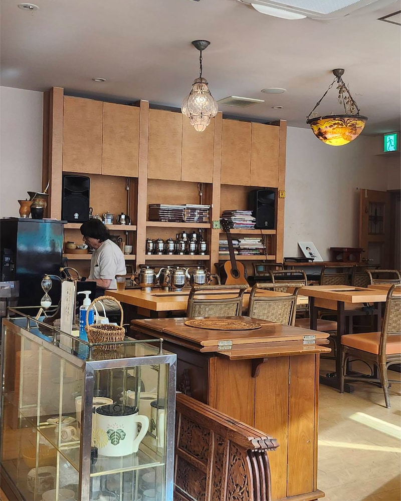 店内にはピアノが置かれていて、オーナー自ら弾いてくれることも[食楽web]