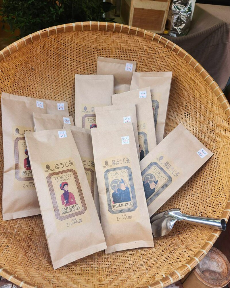 お店は表通りと裏通り、どちらからも入れる。裏ではほうじ茶の店頭販売が行われていた