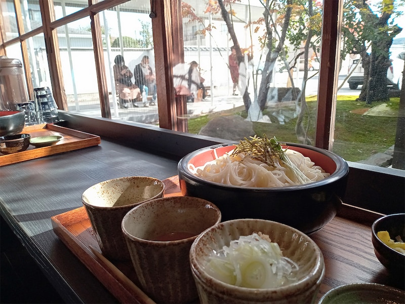 「伝統の味　三種のたれで味わう手延べうーめん（めんつゆ/ごまだれ/くるみだれ）」1500円