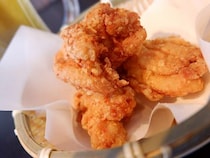 戸越銀座の大人気からあげ店『鶏＆デリ』で、名物の“グルテンフリーからあげ”を味わってきた！