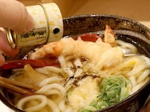 京都のスパイス文化を支える『原了郭』で名物の「黒七味うどん」を味わってきた！