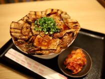 【大阪グルメ】完璧にウマい豚丼が味わえる行列店『炭火焼き豚丼専門店 豚小家』で至福の背徳感を味わってきた