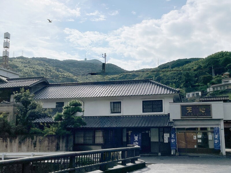 酒蔵の背後には八幡の街を見守る皿倉山