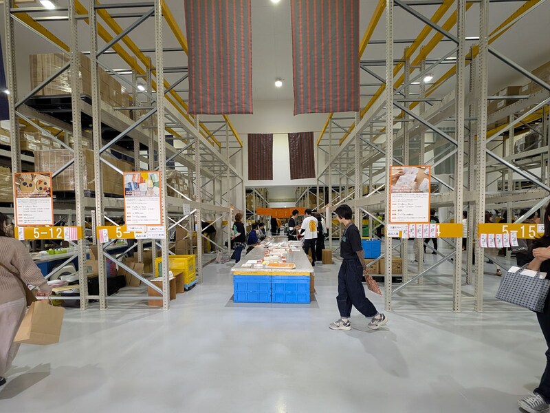 1階倉庫内を自由に見学。物販やキッズスペースもありました