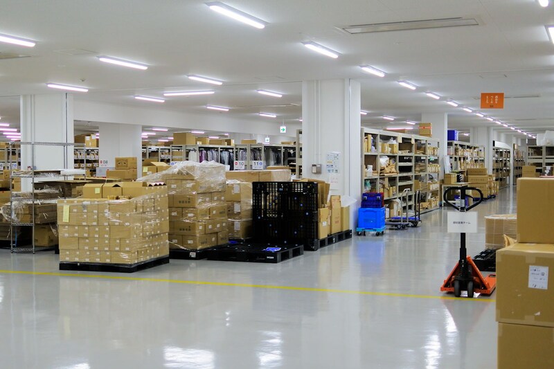 9000種類もの商品が並ぶ棚の中には、有名メーカーの商品も