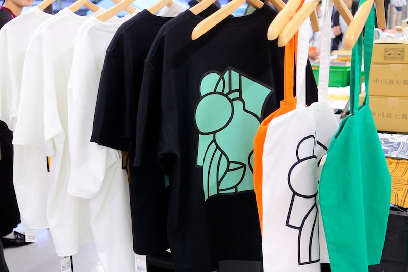 イベント中は、倉庫で働く社員が来ているTシャツも限定販売