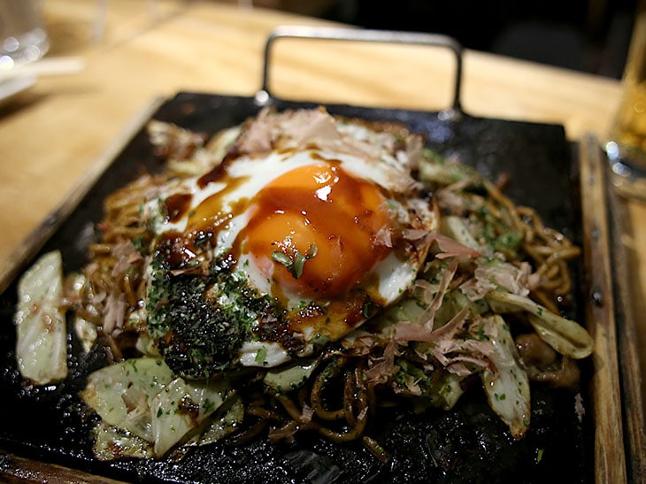 焼きそばも四角い鉄板スタイル。余熱の効果で香ばしい麵に