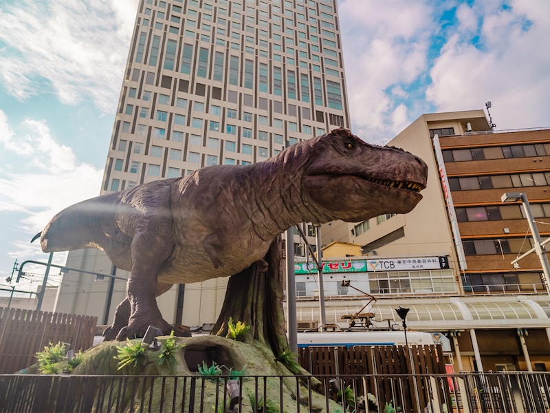 恐竜に侵食されつつある福井駅前