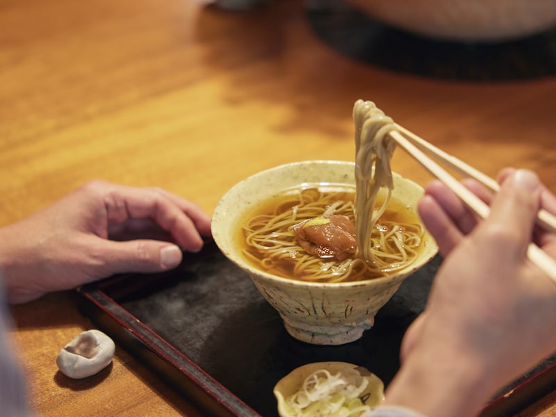 　甘酸っぱい梅をつゆに溶かすと絶妙に味変されて、１杯で２度美味しい。蕎麦はもちろん、つゆも最後の一滴まで飲み干してしまいました。ごちそうさまです。