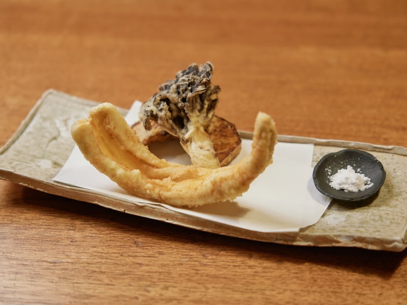 「穴子天ぷら」（野菜天付き）1800円。この日の野菜はご主人が厳選して仕入れる舞茸とかぼちゃ
