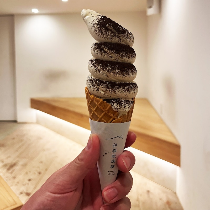 宮島で必ずいただく好物の「コーヒーソフト」