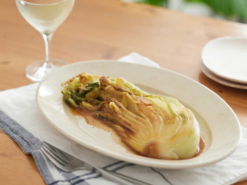 【レシピ】白菜を大量消費!コク甘〜い「白菜ステーキ バター醤油」がワインに合う