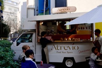 広尾で話題! 街に馴染むスペイン産生ハムのキッチンカー『Atrevío Jamón Car』の楽しみ方