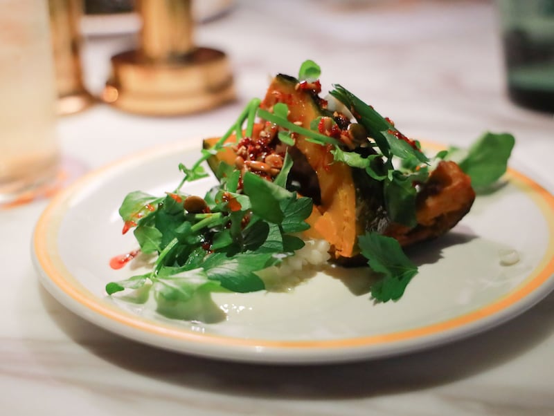 ローストパンプキン ― 自家製スパイスオイル、シトラスヨーグルト、ハトムギ