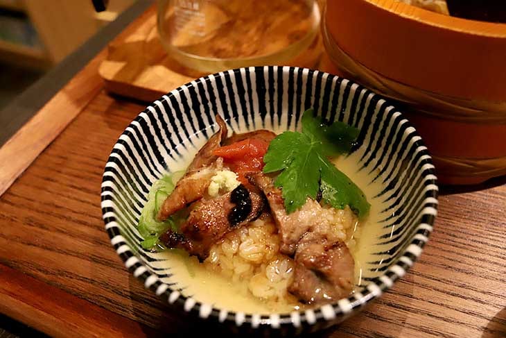 遠慮なくたっぷり掛けて食べるのが美味しさのポイント