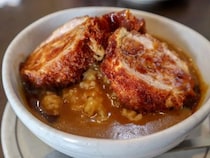 高校生の三ツ星通信。「カツカレー」生誕100周年を記念して、老舗のハイカラなカツカレー「とん丼」を食べてきた！