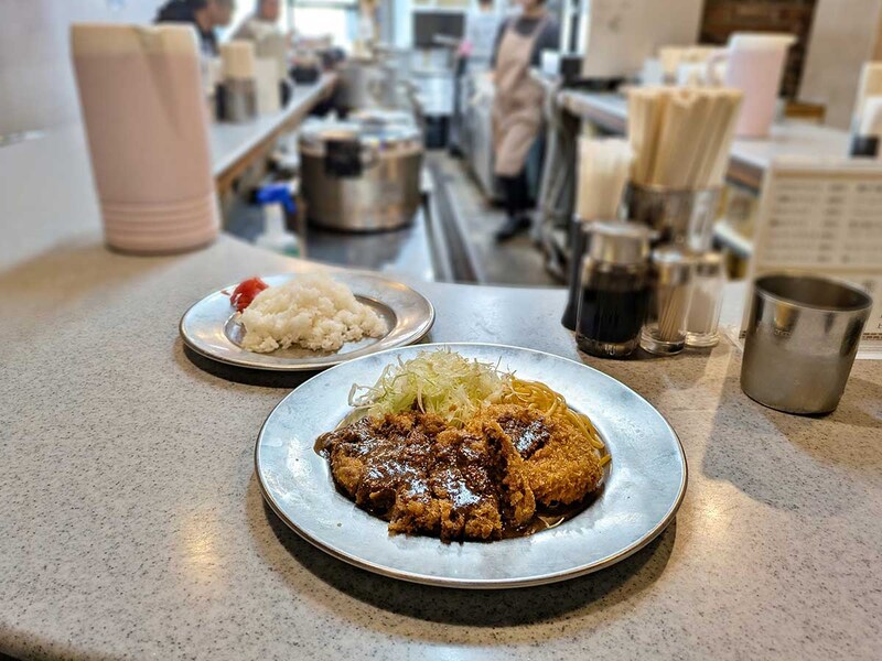 「上牛カツライス」950円、「コロッケ」100円