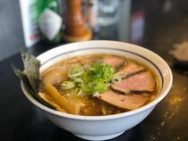 旨い店はタクシー運転手に訊け！ ミシュラン4年連続掲載の行列店『中華そば しながわ』（池袋）の「煮干しそば」が絶品