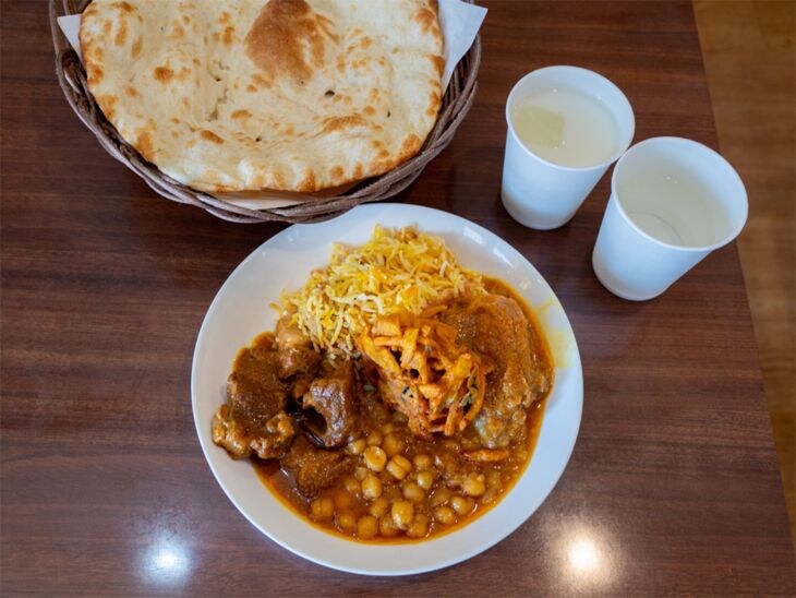 パキスタンのほか、インドネシア、エジプトなど世界各国にルーツを持つムスリムたちが礼拝の後に訪れるので、本場の味がいただけます