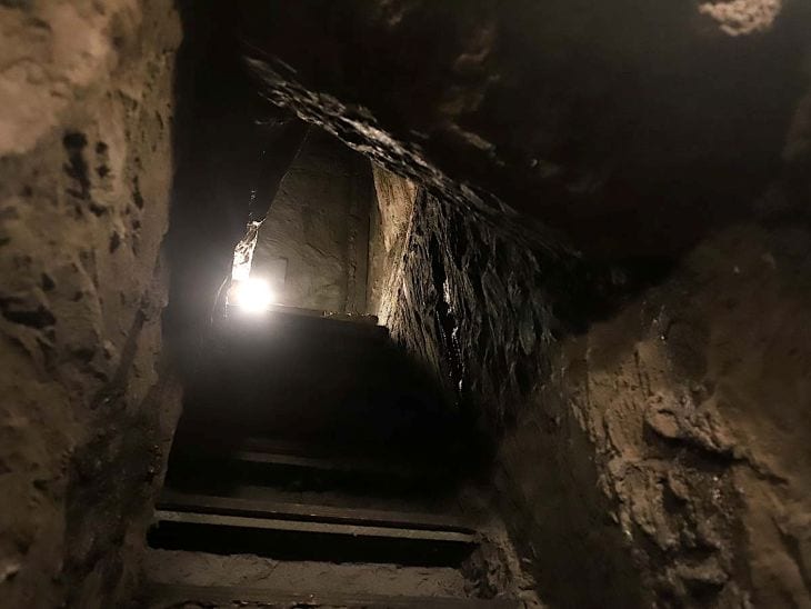 扉の向こうは想像以上の洞窟感。階段をのぼります ［食楽web］