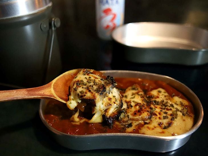 飯盒からご飯をすくってカレーに浸したり、食べ方は自由