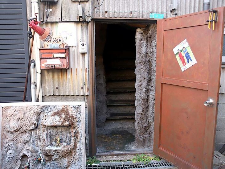 冒険心をくすぐられる入口